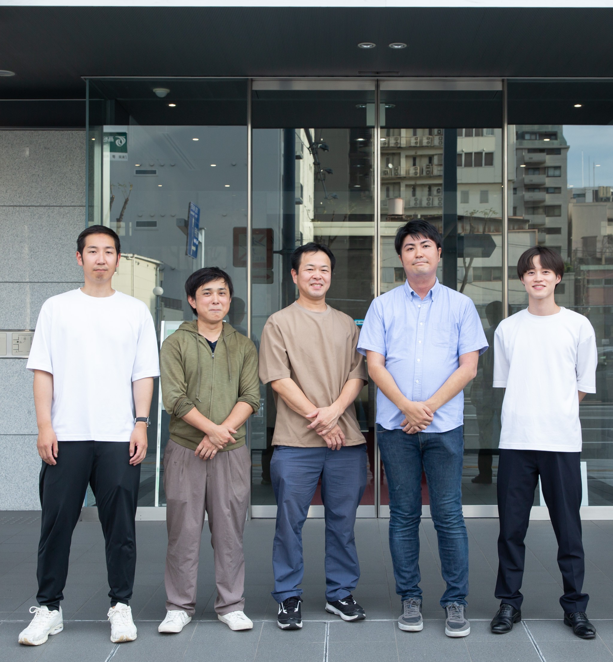 本社前に並ぶSKサービスのメンバー。